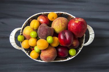 Karışık yaz meyve resimleri bir sepette beyaz arka plan ile sepet şeftali, Erik, elma, nektarin, kayısı resimleri