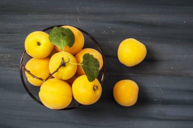 Kutusunu Tasarım meyve için uygun plaka, beyaz arka plan kayısı resimlerde olgunlaştı kayısı suyu