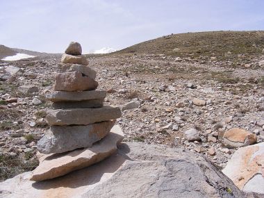 Kayaların üzerinden işaretleri yaparak, taş kümeleri yığılmış,
