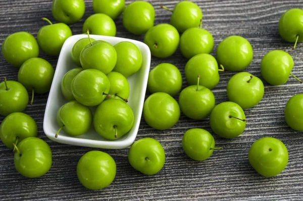 Beyaz zemin üzerinde plaka, Erik fotoğraflarda yeşil Ekşi Erik,