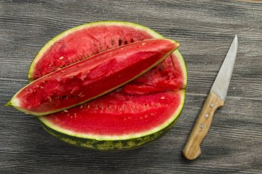 Karpuz dilimleri ve yaz aylarında karpuz yeme ve bıçak ile dilimleme bıçağı resimleri,,