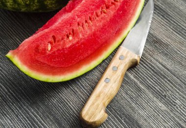 Karpuz dilimleri ve yaz aylarında karpuz yeme ve bıçak ile dilimleme bıçağı resimleri,,