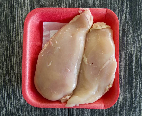 Foto petto di pollo confezionato, pacchetto filetto di pollo acquistato dal mercato — Foto Stock