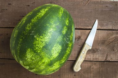 Karpuz yaz, Bütün karpuz ve bıçak resim