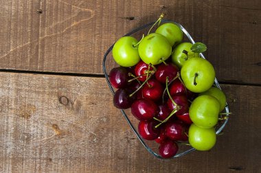 Harika görünümlü çanak kiraz ve yeşil erik, yaz meyve kiraz ve erik yaz meyve en harika kiraz resimleri