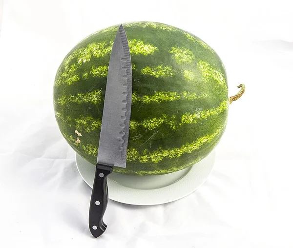 Незаменимый плод летних месяцев арбуз, ждущий, когда тебя порежут ножом — стоковое фото