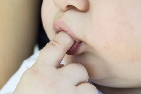 Extracción de dientes del bebé y chupar los dedos imágenes , — Foto de Stock