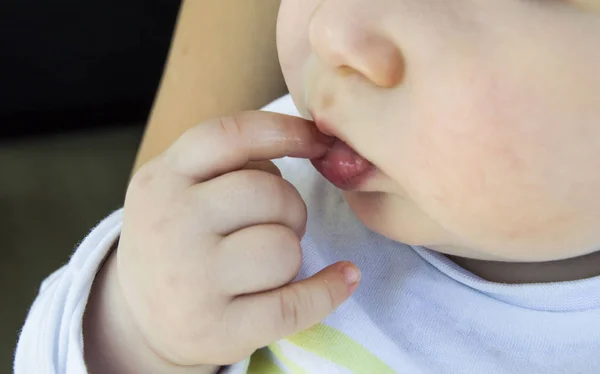 Bebeğin diş çekimi ve parmak resimler emme,