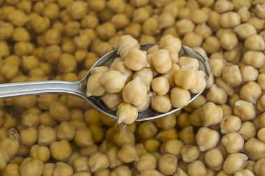 Bir kaşık beyaz zemin üzerine haşlanmış nohut resimleri