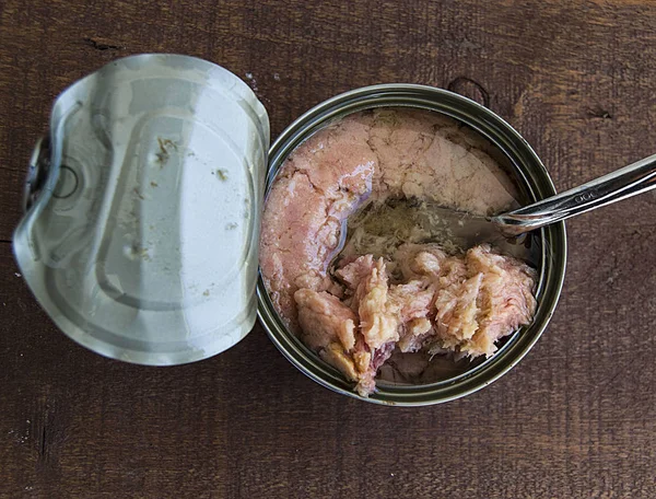 Conservas de pescado con fondo blanco, fotos de atún Conservas, Conservatorio de pescado sin abrir pinturas en tierra blanca, conservas de pescado imágenes de la caja recién abierta, atún enlatado listo para comer , — Foto de Stock