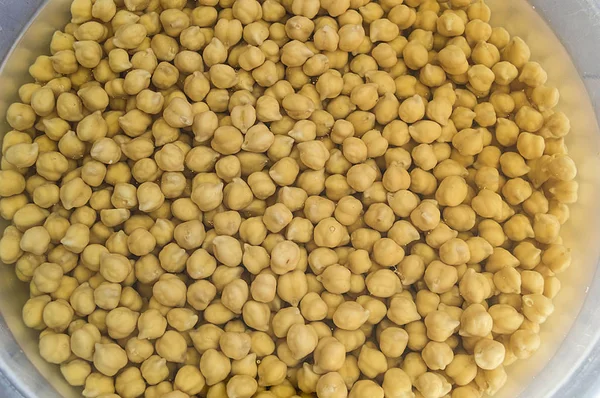 삶은 chickpeas, 스푼으로 흰색 배경에 삶은 chickpeas의 사진을 요리 삶은 통조림된 chickpeas의 사진 — 스톡 사진