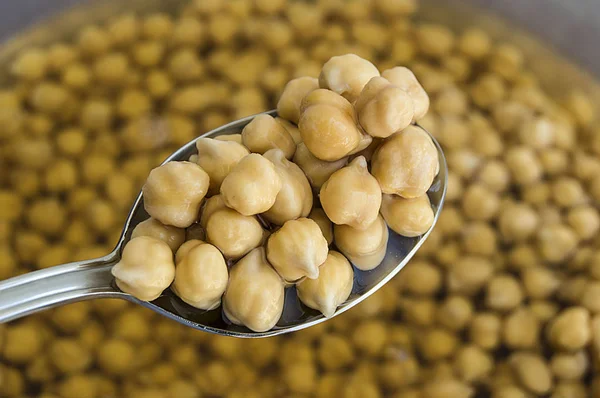 Bir kaşık beyaz zemin üzerine haşlanmış nohut resimleri