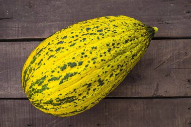 tam olgunlaşmamış küçük kavun küçük kavun bir bıçak ile kesmek, ham kavun resimleri, olgunlaşmamış bir yemek kavun, olgunlaşmamış küçük kavun,