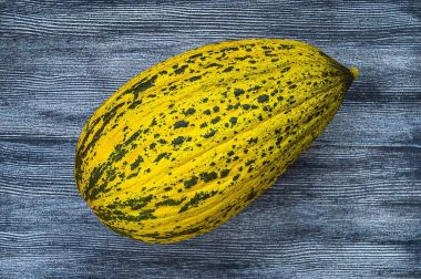 tam olgunlaşmamış küçük kavun küçük kavun bir bıçak ile kesmek, ham kavun resimleri, olgunlaşmamış bir yemek kavun, olgunlaşmamış küçük kavun,