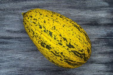 tam olgunlaşmamış küçük kavun küçük kavun bir bıçak ile kesmek, ham kavun resimleri, olgunlaşmamış bir yemek kavun, olgunlaşmamış küçük kavun,