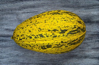 tam olgunlaşmamış küçük kavun küçük kavun bir bıçak ile kesmek, ham kavun resimleri, olgunlaşmamış bir yemek kavun, olgunlaşmamış küçük kavun,