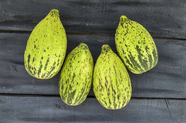 küçük kavun bir bıçak ile kesmek, olgunlaşmamış bir yemek kavun, olgunlaşmamış küçük kavun,