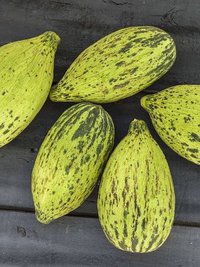 küçük kavun bir bıçak ile kesmek, olgunlaşmamış bir yemek kavun, olgunlaşmamış küçük kavun,