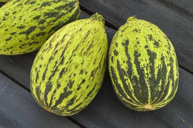 küçük kavun bir bıçak ile kesmek, olgunlaşmamış bir yemek kavun, olgunlaşmamış küçük kavun,