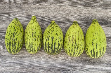 küçük kavun bir bıçak ile kesmek, olgunlaşmamış bir yemek kavun, olgunlaşmamış küçük kavun,