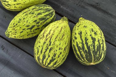 küçük kavun bir bıçak ile kesmek, olgunlaşmamış bir yemek kavun, olgunlaşmamış küçük kavun,