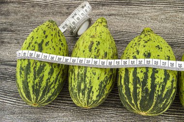 ham ve olgunlaşmamış küçük kavun yemek kilo, kavun bağırsak, düşük kalorili buzağı çalıştırmak için,