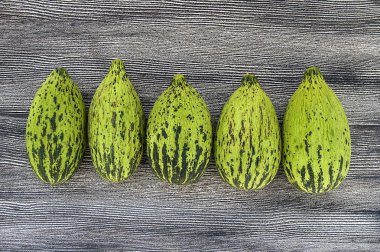 küçük kavun bir bıçak ile kesmek, olgunlaşmamış bir yemek kavun, olgunlaşmamış küçük kavun,