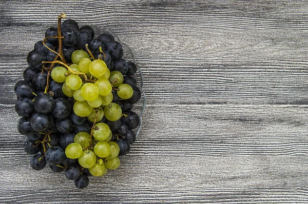 Fotos Uvas Negras Suelo Madera Las Uvas Negras Verdes Imágenes —  Fotos de Stock