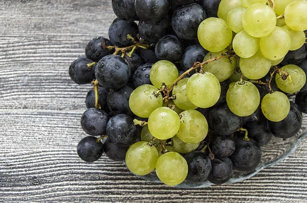 Fotos Uvas Negras Suelo Madera Las Uvas Negras Verdes Imágenes —  Fotos de Stock