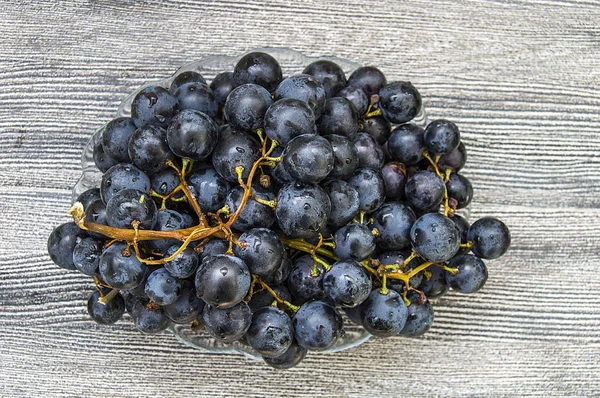 Fotos Uvas Negras Suelo Madera Las Uvas Negras Verdes Imágenes —  Fotos de Stock