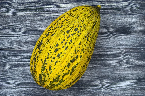 tam olgunlaşmamış küçük kavun küçük kavun bir bıçak ile kesmek, ham kavun resimleri, olgunlaşmamış bir yemek kavun, olgunlaşmamış küçük kavun,