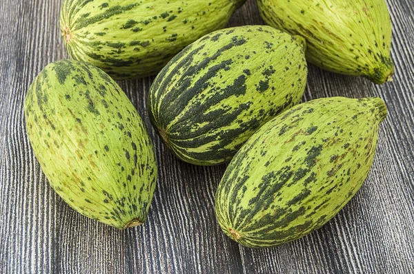 küçük kavun bir bıçak ile kesmek, olgunlaşmamış bir yemek kavun, olgunlaşmamış küçük kavun,