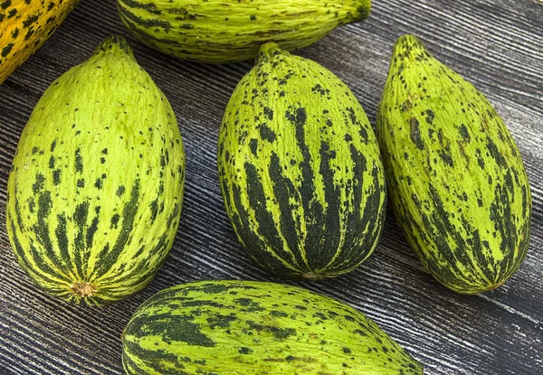 küçük kavun bir bıçak ile kesmek, olgunlaşmamış bir yemek kavun, olgunlaşmamış küçük kavun,