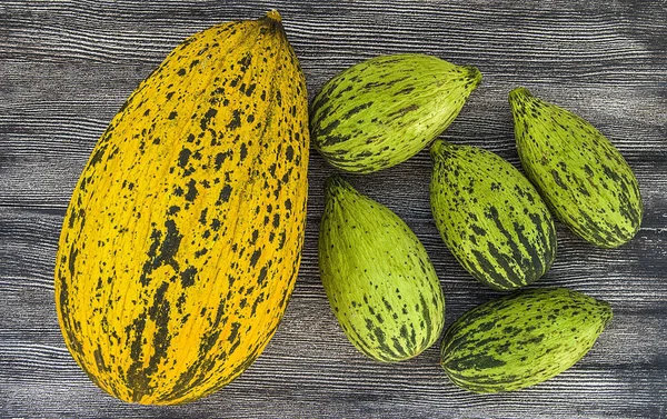 ham ve olgunlaşmamış küçük kavun yemek kilo, kavun bağırsak, düşük kalorili buzağı çalıştırmak için,