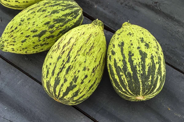 küçük kavun bir bıçak ile kesmek, olgunlaşmamış bir yemek kavun, olgunlaşmamış küçük kavun,