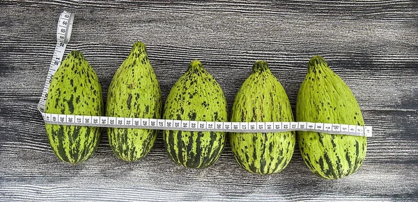 ham ve olgunlaşmamış küçük kavun yemek kilo, kavun bağırsak, düşük kalorili buzağı çalıştırmak için,