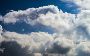 bulut resimleri, bulut resimleri, bulut kümeleri mavi gökyüzünde bulutlar ilginç ilginç ve farklı formları,