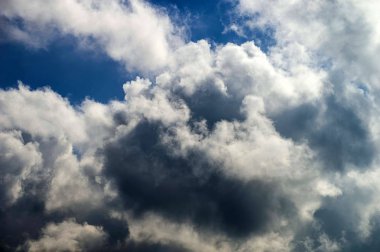 bulut resimleri, bulut resimleri, bulut kümeleri mavi gökyüzünde bulutlar ilginç ilginç ve farklı formları,