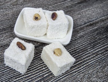 Türk lokumu ile fındık, Lokumu, Türk lokumu fındık onfamous Hindistan cevizi Türk lokum resimlerle yiyerek yeni yıl girin