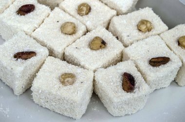 Türk lokumu ile fındık, Lokumu, Türk lokumu fındık onfamous Hindistan cevizi Türk lokum resimlerle yiyerek yeni yıl girin