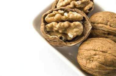 Beyaz arka plan kuru ceviz ahşap plaka üzerinde duran,