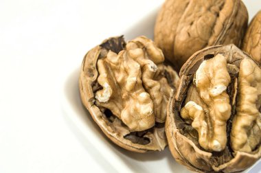 Beyaz arka plan kuru ceviz ahşap plaka üzerinde duran,