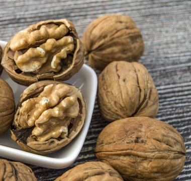 Beyaz arka plan kuru ceviz ahşap plaka üzerinde duran,