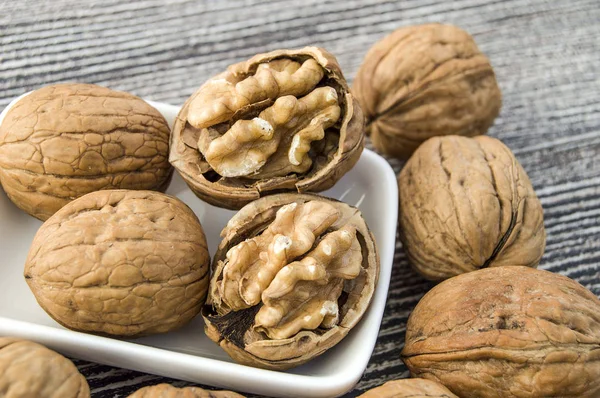 Beyaz arka plan kuru ceviz ahşap plaka üzerinde duran,