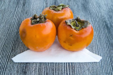 cennet palmiye meyve cennet palmiye meyve farklı kavramları ile ahşap bir zemin üzerinde duran, iyileşme bir kaynaktan farklı meyve avuç cennet,