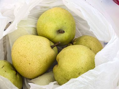 Armut meyve ahşap zemin üzerinde sunum için hazır