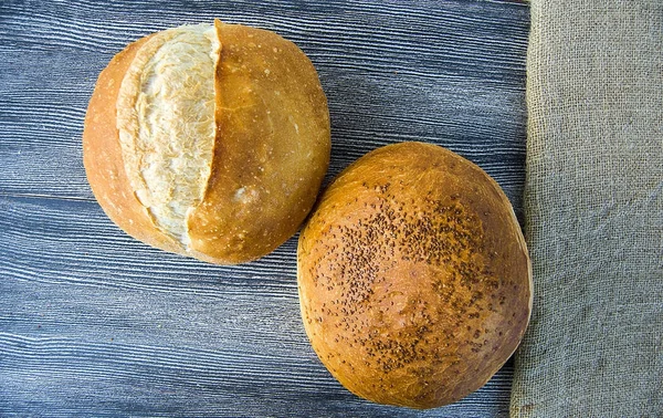 不同的面包 新鲜的面包 火鸡特定类型的面包 早餐脆面包在木地板上 — 图库照片