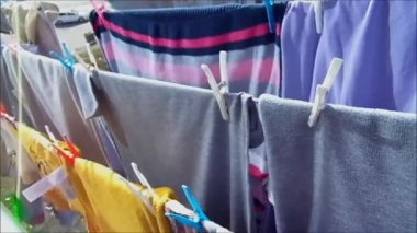 Balkonda balkonda rüzgarla asılı asılı elbiseleri asılı asılı çamaşırlar