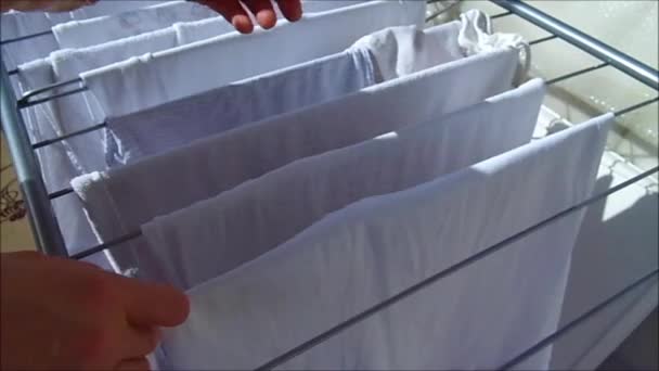 Kobieta Jest Podniesienie Ubrania Suszenie Prania Pralni Wisi Balkonie — Wideo stockowe