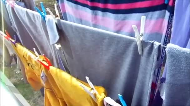Balkonda Balkonda Rüzgarla Asılı Asılı Elbiseleri Asılı Asılı Çamaşırlar — Stok video